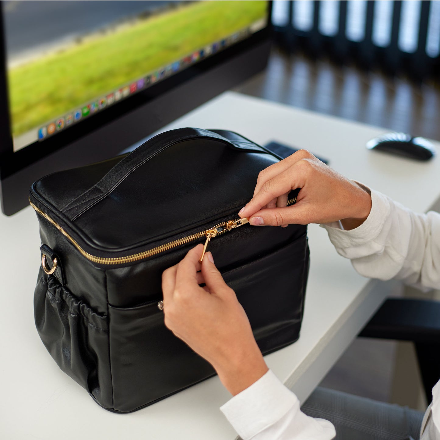 Premium Sustainable Insulated Lunch Bag – Cruelty-Free, Waterproof Faux Leather, Hot & Cold - Obsidian Black