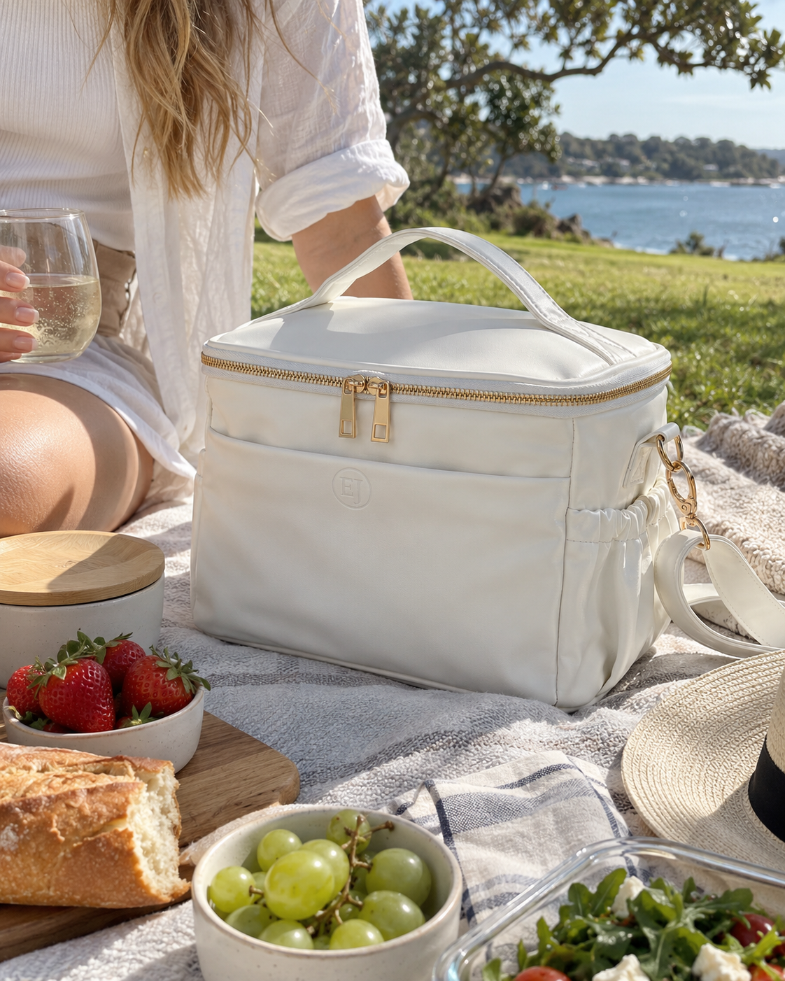 Premium Sustainable Insulated Lunch Bag – Cruelty-Free, Waterproof Faux Leather, Hot & Cold - Winter White